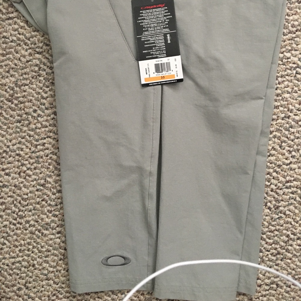 Oakley Golf -Take Short 2.5 Stone Gray Size 33 NWT